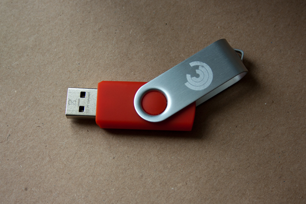 USB-Stick rot 8 GB mit Kinaesthetics-Logo Bild anzeigen