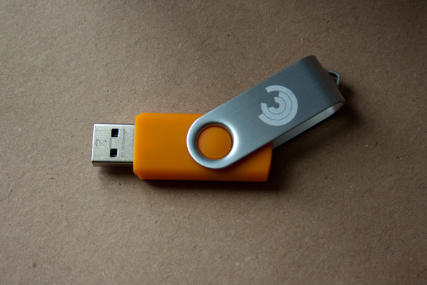 USB-Stick orange 8 GB mit Kinaesthetics-Logo Bild anzeigen